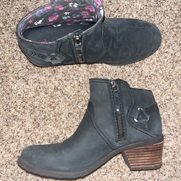 Teva Ankle Boot - Picture 2 of 5